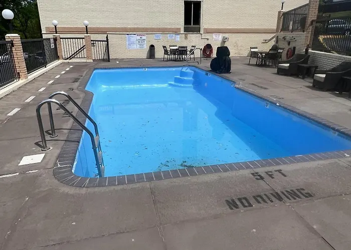 University Inn Winston Hotel 5*